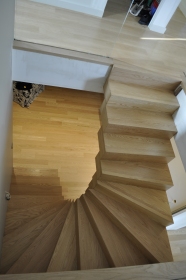 Ξύλινη τετράγωνη σκάλα