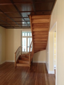 Εσωτερική ξύλινη σκάλα
