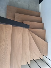 Σκάλα γωνιακής μορφής