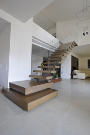 Ξύλινη σκάλα εσωτερικού χώρου