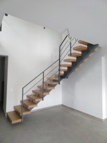 Σκάλα γωνιακής μορφής