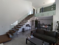 Γωνιακή με πλατύσκαλο