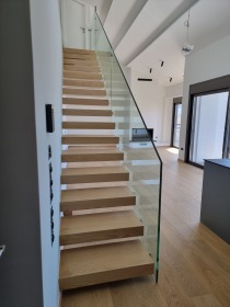 Κάγκελα  από τζάμι