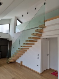 Μασίφ ξύλινα σκαλιά