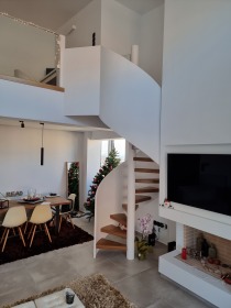 Ξύλινη εσωτερική σκάλα