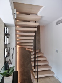 Ξύλινα σκαλοπάτια 