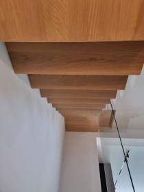 Γωνιακή σκάλα κάτω όψη  