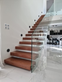 Γυάλινα κάγκελα εσωτερικού χώρου