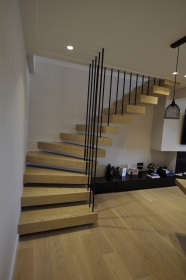 Ξύλινη γωνιακή σκάλα