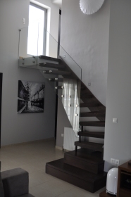 Γωνιακή ξύλινη σκάλα