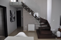 Σκάλα με τζαμένια κάγκελα