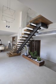 Ξύλινη γωνιακή σκάλα