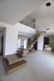 Σκάλα με μεταλλικό σκελετό