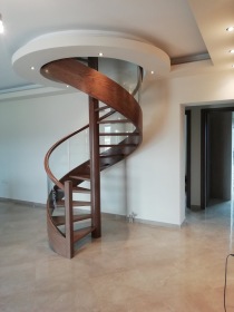 Ξύλινη στρογγυλή σκάλα