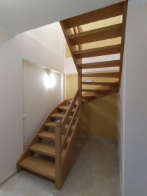 Ξύλινη τετράγωνη σκάλα