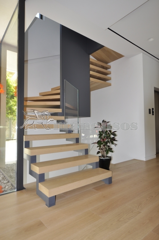 ΞΥΛΙΝΗ ΣΚΑΛΑ  Τ-0267